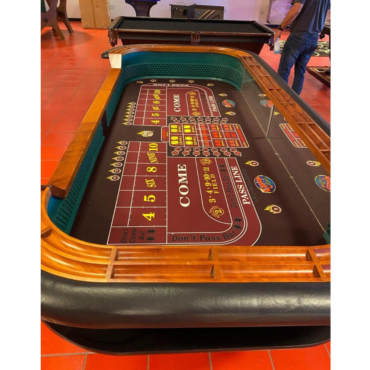 Mesa de Blackjack vista de cima, com cartas e fichas