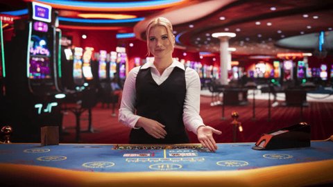 Jogador comemorando uma grande vitória em um caça-níquel de jackpot
